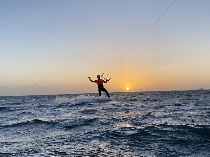 Kitesurf al tramonto sullo Stagnone di Marsala