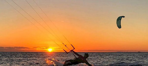 Kitesurf al tramonto sullo Stagnone